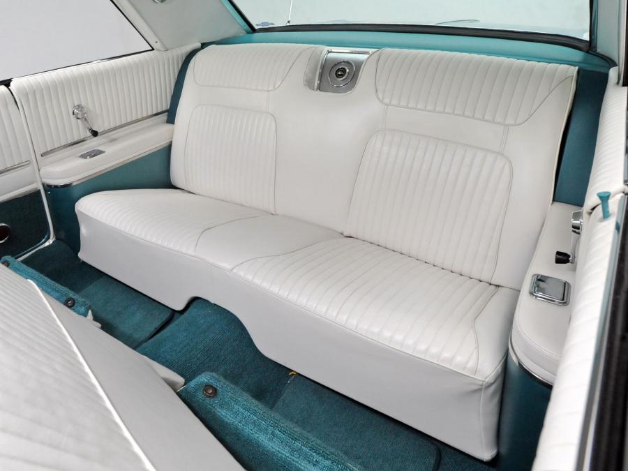 Интерьер Chevrolet Impala SS Sport Coupe (13/14-47) 1964 года  (фото 12 из 20)